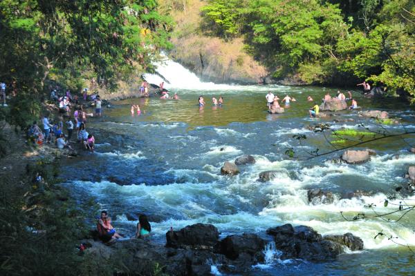 Com o calor, aumenta o risco de acidentes em cachoeiras e represas