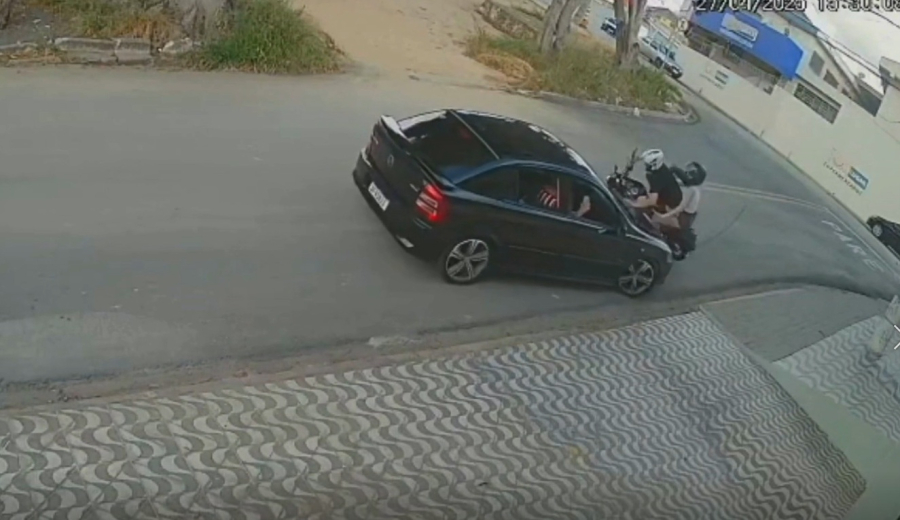 Motociclista invade a contramão e colide com carro na Vila Garcia