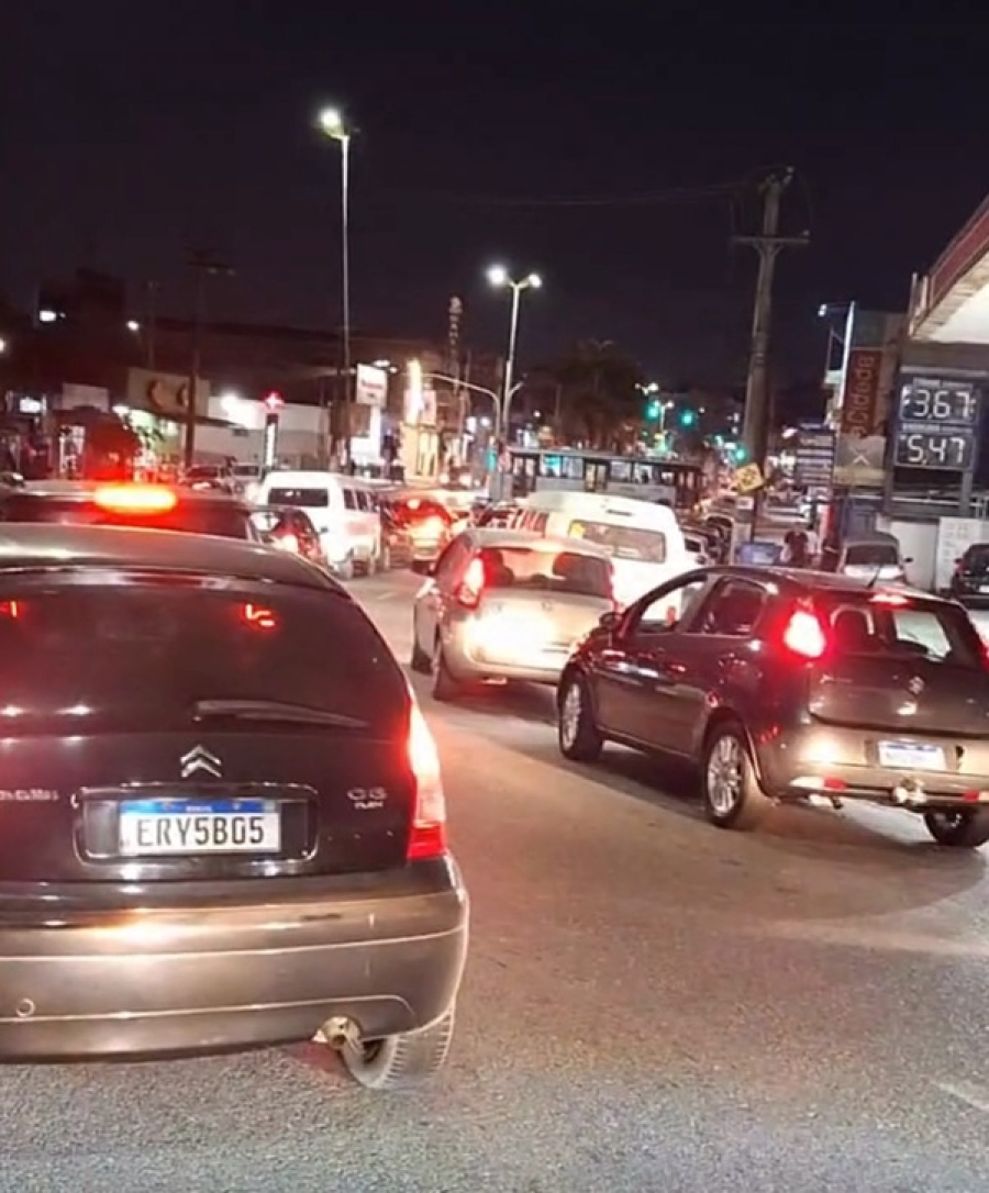 Motoristas e comerciantes reclamam de novo semáforo na Av. 31 de Março