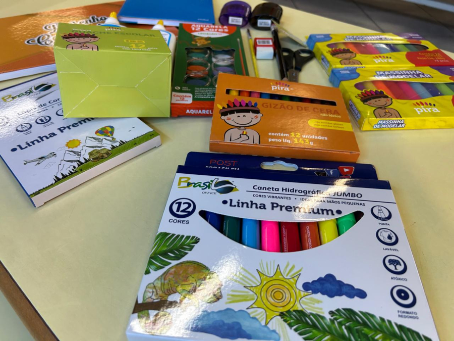 Educação entrega kits de material escolar